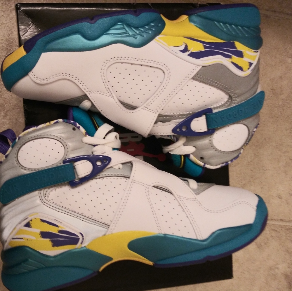 NIB🔥 WOMENS JORDAN RETRO 8 SZ6
